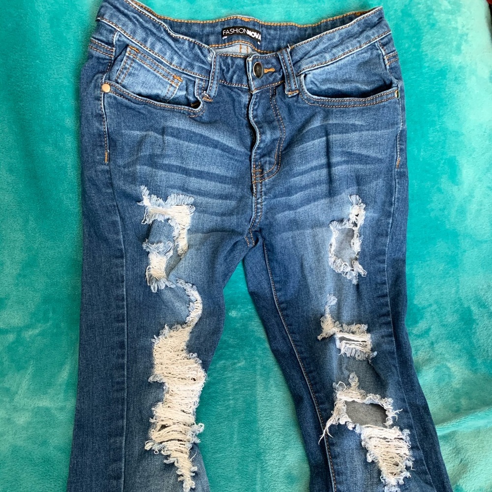 FASHION NOVA RIPPED JEANS